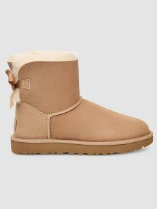 UGG Skórzane botki "Mini Bailey Bow II" w kolorze beżowym rozmiar: 36. Brązowe botki Ugg, bez wzorów, ze skóry, bez obcasa, bez zapięcia. Za 569,68 zł.