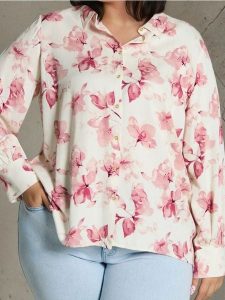 Wiskozowa koszula regular fit w kwiaty PLUS SIZE - wielobarwny. Koszule Sinsay, plus size, bez wzorów, z wiskozy, bez kołnierzyka, plus size, bez ramiączek. Za 49,99 zł.