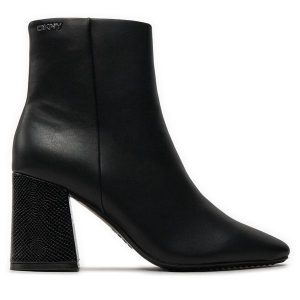 Botki DKNY. Czarne botki DKNY, bez wzorów, bez obcasa, na słupku, bez zapięcia. Za 539,99 zł.