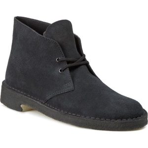 Trzewiki CLARKS - Desert Boot 261065677 Navy Suede. Buty zimowe marki Clarks. W wyprzedaży za 289,00 zł.