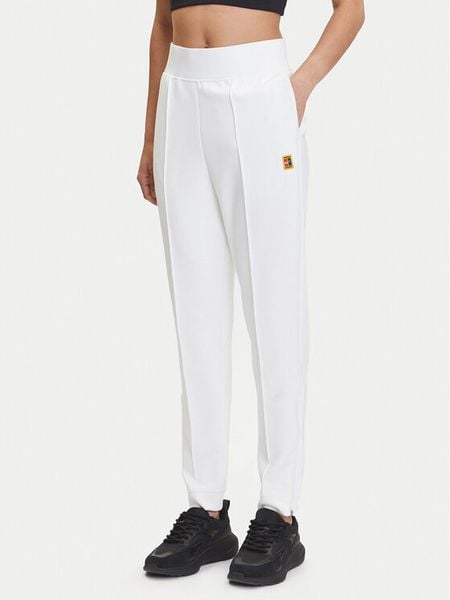 Nike Spodnie dresowe Court DA4722 Biały Slim Fit. Białe spodnie dresowe Nike, l, bez wzorów, z dresówki. Za 279,99 zł.