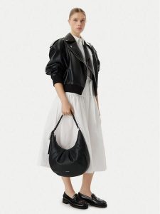 Calvin Klein Torebka Engraved Hw LV04F3555G Czarny. Czarne torebki klasyczne Calvin Klein, bez wzorów, ze skóry, bez dodatków. Za 529,99 zł.