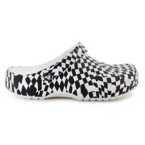Klapki Crocs Classic warped checker clog 211007-103 w kratkę białe. Białe klapki bez wzorów, bez obcasa. Za 374,47 zł.