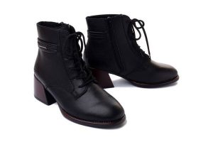 RIEKER 79301-00 black, trzewiki damskie. Czarne botki Rieker, na zimę, bez wzorów, bez obcasa, na obcasie, bez zapięcia. Za 419,90 zł.