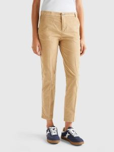 Benetton Spodnie chino w kolorze beżowym rozmiar: 32. Brązowe chinosy Benetton, bez wzorów. Za 79,03 zł.