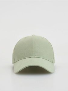 Czapka z daszkiem - jasnozielony. Zielone czapki Reserved, bez wzorów. W wyprzedaży za 39,99 zł.