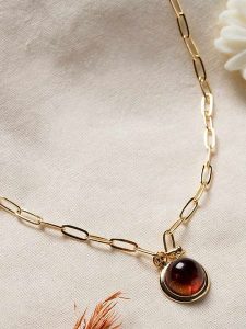 Lodie Silver Pozłacany naszyjnik z zawieszką - dł. 42 cm rozmiar: onesize. Szare naszyjniki Lodie Silver, z bursztynem, metalowe. Za 56,99 zł.