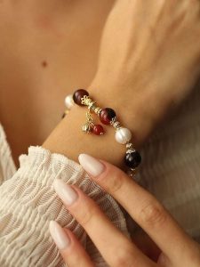 Pierres delicates Pozłacana bransoletka z agatami i perłami rozmiar: onesize. Białe bransoletki Pierres delicates, z agatem, pozłacane. Za 52,99 zł.