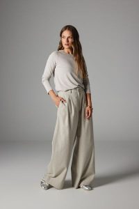 SPODNIE DALIA BEŻOWE S - Flawless. Brązowe spodnie z wysokim stanem Flawless, bez wzorów, z bawełny, z podwyższonym stanem, długie. Za 597,00 zł.