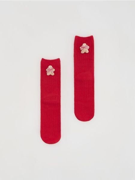 Skarpetki ze świąteczną naszywką - czerwony. Czerwone skarpetki Reserved, z aplikacjami. Za 29,99 zł.
