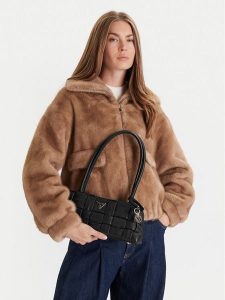 Guess Torebka HWWG80 72080 Czarny. Czarne torebki klasyczne Guess, z aplikacjami, ze skóry, bez dodatków. Za 329,99 zł.