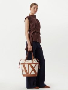 Armani Exchange Torebka XW002607 AF22635 M6261 Brązowy. Brązowe torebki klasyczne Armani Exchange, bez wzorów, z materiału, bez dodatków. Za 683,99 zł.