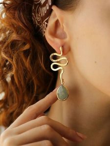 L'Atelier de Gaia Pozłacane kolczyki-wkrętki z akwamarynami rozmiar: onesize. Niebieskie kolczyki L'Atelier de Gaia, z akwamarynem, pozłacane. Za 105,38 zł.