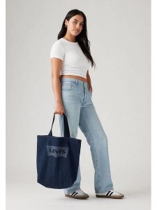 Levi's Shopper bag w kolorze granatowym - 30 x 39 x 14 cm rozmiar: onesize. Niebieskie shopper bag Levi's®, bez wzorów, z materiału, bez dodatków. Za 95,92 zł.