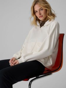 4F Bluza dresowa loose bez kaptura damska - kremowa S. Białe bluzy 4f, s, bez wzorów, z dresówki, bez kaptura. Za 199,99 zł.