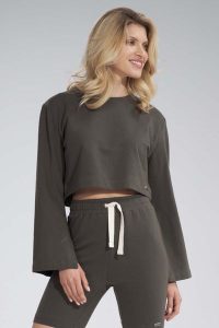 Krótka Bawełniana Bluza z Szerokim Rozciętym Rękawem - Oliwkowa. Zielone spodnie dresowe Figl, s, bez wzorów, z bawełny. Za 209,00 zł.