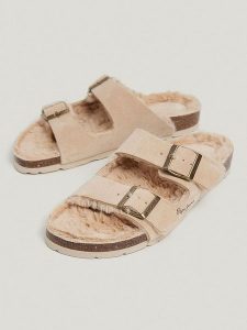 Pepe Jeans FOOTWEAR Skórzane klapki w kolorze beżowym rozmiar: 41. Brązowe klapki Pepe Jeans FOOTWEAR, bez wzorów, z jeansu, z otwartym noskiem, bez obcasa. Za 131,74 zł.