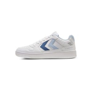 Trenerzy damscy Hummel St. Power Play. Białe buty sportowe Hummel, bez wzorów, bez zapięcia. W wyprzedaży za 228,00 zł.