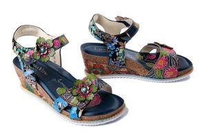 LAURA VITA 0006693 Bonito 13 jeans, sandały damskie. Niebieskie sandały LAURA VITA, bez wzorów, z jeansu, bez obcasa, na koturnie, bez zapięcia. Za 303,92 zł.
