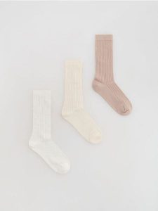 Długie skarpetki 3 pack - złamana biel. Skarpetki Reserved, bez wzorów. Za 49,99 zł.