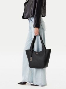 Guess Torebka Calista HWBG73 34220 Czarny. Czarne torebki klasyczne Guess, z aplikacjami, ze skóry, bez dodatków. Za 449,99 zł.