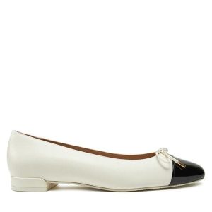 Czółenka Stuart Weitzman. Białe czółenka Stuart Weitzman, bez wzorów, bez obcasa, bez zapięcia. Za 731,99 zł.