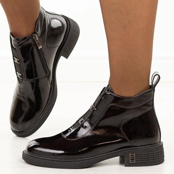 Czarne skórzane botki damskie DiA 52-118. Czarne botki DiA, na jesień, bez wzorów, z dzianiny, z okrągłym noskiem, bez obcasa, na płaskiej podeszwie, bez zapięcia. W wyprzedaży za 359,10 zł.