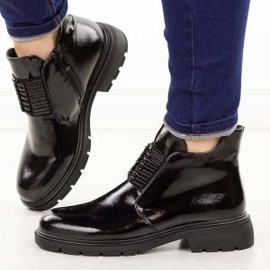 Czarne lakierowane botki damskie M.Daszyński 2501-10. Czarne botki M.Daszyński, na jesień, bez wzorów, z jeansu, z okrągłym noskiem, bez obcasa, bez zapięcia. Za 199,00 zł.