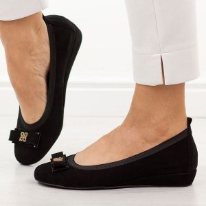 Czarne zamszowe skórzane Polskie baleriny damskie Prestige 2236. Czarne balerinki Prestige, bez wzorów, ze skóry, z okrągłym noskiem, bez obcasa, na koturnie, bez zapięcia. Za 399,00 zł.