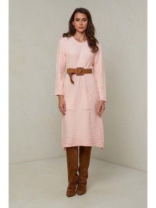 Joséfine Sukienka dzianinowa "Mahony" w kolorze jasnoróżowym rozmiar: S. Różowe sukienki Joséfine, na co dzień, s, bez wzorów, z dzianiny, bez kołnierzyka, bez ramiączek, midi, proste. Za 195,99 zł.