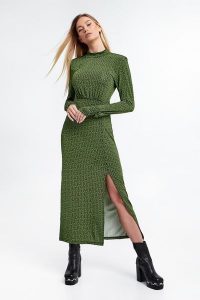 Sukienka maxi GESTUZ. Sukienki Gestuz, xs, bez wzorów, bez kołnierzyka, bez ramiączek, maxi. W wyprzedaży za 279,60 zł.