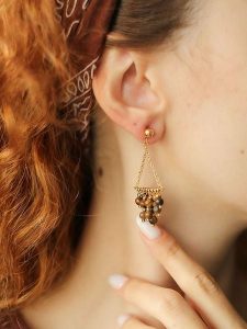 L'Atelier de Gaia Pozłacane kolczyki-wkrętki z tygrysim okiem rozmiar: onesize. Brązowe kolczyki L'Atelier de Gaia, pozłacane. Za 43,99 zł.