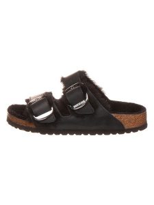 Birkenstock Skórzane klapki "Arizona" w kolorze czarnym rozmiar: 37. Czarne klapki Birkenstock, bez wzorów, z otwartym noskiem, bez obcasa. Za 307,46 zł.