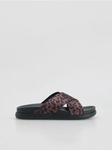 Klapki z szerokimi paskami - wielobarwny. Klapki Reserved, bez wzorów, bez obcasa. Za 59,99 zł.