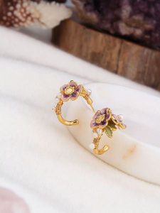 Pierres de Jade Pozłacane kolczyki-półkreole z perłami rozmiar: onesize. Białe kolczyki Pierres de Jade, z perłą, pozłacane. Za 60,99 zł.