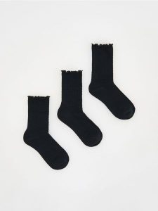 Skarpetki z wiskozą 3 pack - czarny. Czarne skarpetki Reserved, bez wzorów, z wiskozy. W wyprzedaży za 19,99 zł.