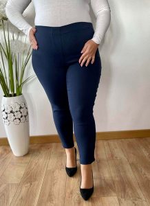 Granatowe spodnie chinosy Nina z zamkami 7/8 PLUS SIZE XXL. Chinosy Nasi partnerzy, bez wzorów, z elastanu, krótkie. Za 159,90 zł.