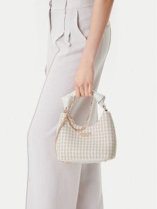 Guess Torebka Mirema HWWG96 31010 Biały. Białe torebki klasyczne Guess, z aplikacjami, ze skóry, bez dodatków. Za 369,99 zł.