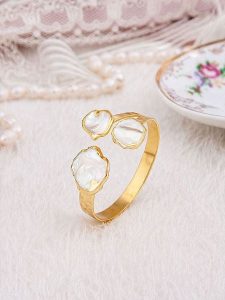 Pierres delicates Pozłacana bransoletka z perłami syntetycznymi rozmiar: onesize. Białe bransoletki Pierres delicates, z perłą, pozłacane. Za 64,95 zł.
