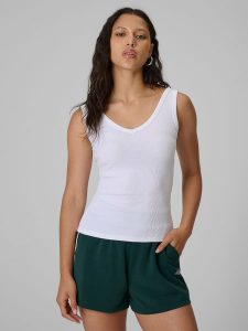 4F Top slim z prążkowanej dzianiny damski - biały S. Białe topy 4f, s, bez wzorów, z bawełny, bez kołnierzyka, bez ramiączek. Za 49,99 zł.