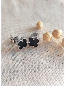 Miu Silver Srebrne kolczyki-wkrętki z masą perłową rozmiar: onesize. Czarne kolczyki Miu Silver, z perłą, srebrne. Za 118,01 zł.