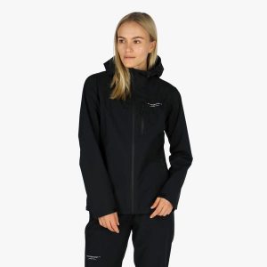 Kurtka shell turystyka damska Swedemount Abisko Shell Rain Jacket wodoodporna. Czarne kurtki SWEDEMOUNT, bez wzorów, bez kaptura. Za 599,99 zł.