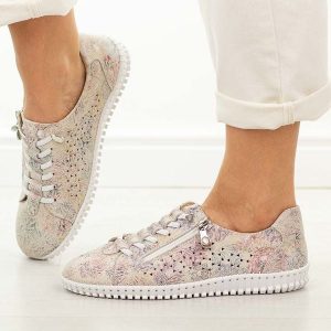 Wielokolorowe ażurowe skórzane półbuty damskie Cambell 07351. Półbuty Cambell, na jesień, w ażurowe wzory, z jeansu, z okrągłym noskiem, bez obcasa, bez zapięcia. Za 229,00 zł.