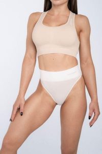 Stringi high waist. Białe stringi GYM GLAMOUR, bez wzorów, z koronki. Za 39,99 zł.