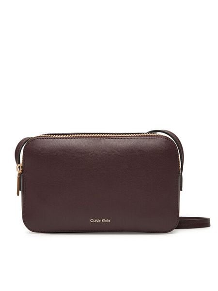 Calvin Klein Torebka Foil Logo Elongated Camera Bag LV04F3276G Bordowy. Czerwone listonoszki Calvin Klein, bez wzorów, ze skóry, bez dodatków. Za 269,99 zł.