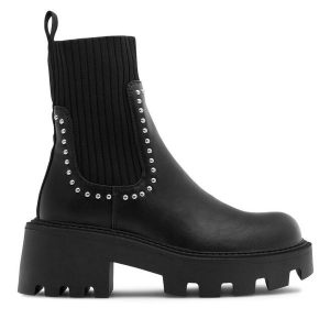 Botki DeeZee. Czarne botki DeeZee, bez wzorów, bez obcasa, na słupku, bez zapięcia. Za 89,99 zł.