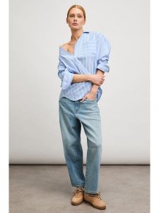 Blue Fire Dżinsy "Zoe" - Barrell fit - w kolorze błękitnym rozmiar: W33/L29. Niebieskie jeansy Blue Fire, z aplikacjami, z denimu. Za 183,45 zł.