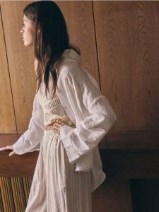 Koszula oversize z modalu - złamana biel. Koszule Reserved, l, bez wzorów, z lyocellu, bez kołnierzyka, bez ramiączek. W wyprzedaży za 89,99 zł.