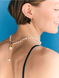 Naszyjnik z zawieszką - złamana biel. Naszyjniki Reserved. Za 59,99 zł.