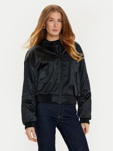 Guess Kurtka bomber Aurore W4BL48 WGKK2 Czarny Regular Fit. Czarne kurtki Guess, s, z aplikacjami, z syntetyku, bez kaptura. Za 599,99 zł.